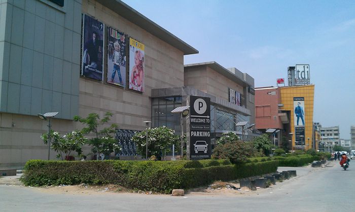 Mobilegiri at Rajouri Garden in Delhi, INDIA (1 of 8).jpg